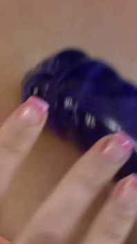 Dildo blu di vetro attraverso collant nudi