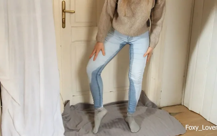 Foxy_Lovers: I Peed Myself in Jeans While Waiting for the Toilet