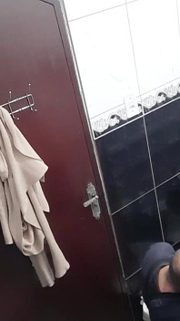 Er lud ein, das lesbische lutschen und ficken in der Bar-Badezimmer zu filmen.