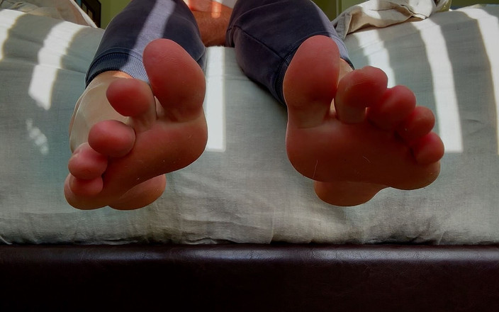 Barefoot Blake: Iykyk - endast för mina manliga fötter älskare vänner