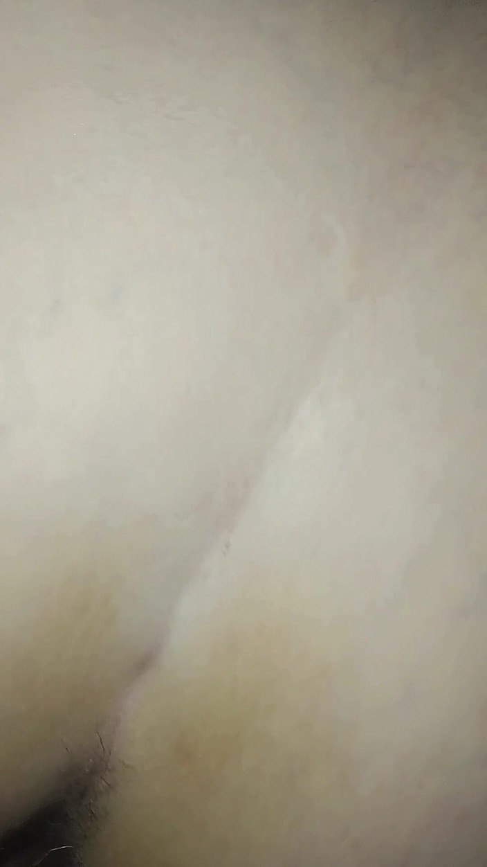 UtopianHumor507: Dia datang di mulut berambut perang berdada itu.