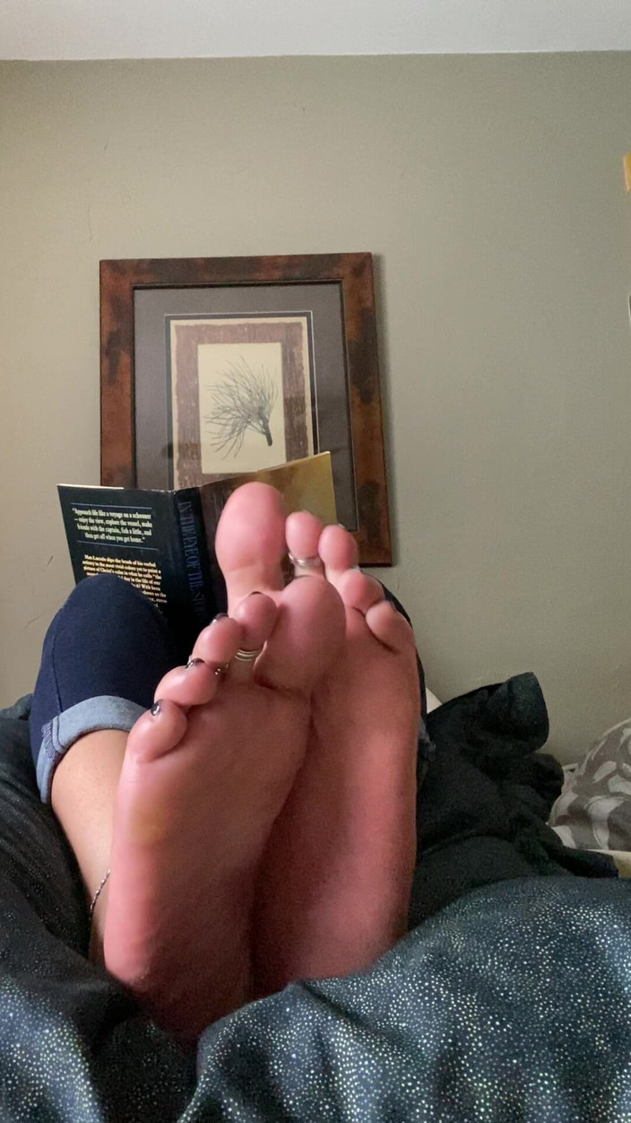 Tan feets: Tanfeets mengabaikan sol pedi hitam propped