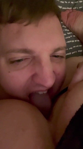 Filthy British Couple: Puta que habla sucio tiene su culo lamido antes de...