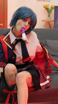 Blauhaarige mädchen sasha paige liebt es, ihre enge kleine muschi zu ficken