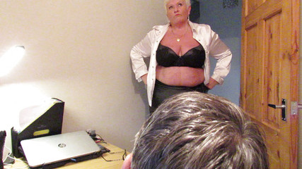 Uk Joolz: Prendere in giro il pervertito dell'ufficio