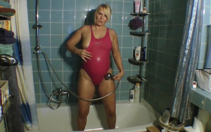 SweetSusi: S růžovými plavkami ve sprše