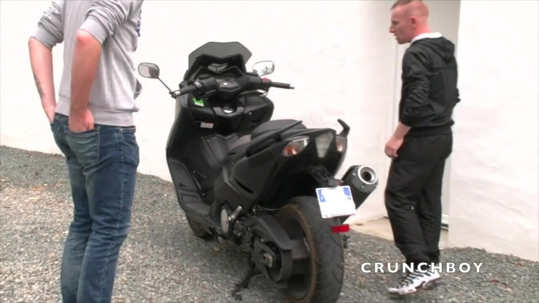 French Twinks Amator videos: Futai homosexual în dormitor și muie lângă motocicletă