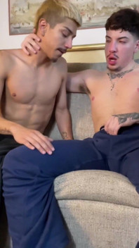Giovani gay con un grosso cazzo si scopano selvaggiamente il superdotato gay cholo