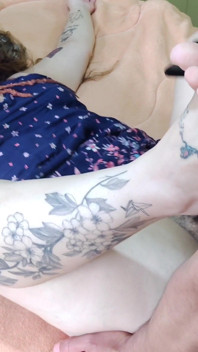 Zvědavá bohyně - Chtěl sníst zadek mé sexy blonďaté manželky, ale nemohu vystát její těsnou kundičku výstřik do chlupaté kundičky část 3