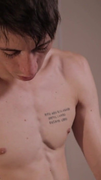 Сводные братцы трахаются в первый раз тайком от своих отчимов