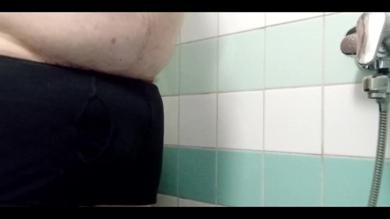 Asian slave & white superchub Master: 夏娃再次带亚当斯未割包皮的肥鸡巴，并在淋浴时撒尿亚当。亚当是一个凌乱的男孩，当他用他的包皮撒尿时