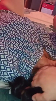 继父在嘴里操我，然后放手在你的阴户里