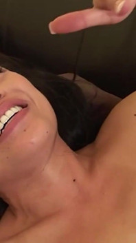 Une brune asiatique apprend tout sur la pipe d’un docteur à grosse bite