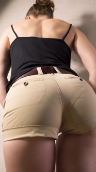Teen teen-amateurin in engen shorts neckt ihre sichtbare höschen-linie
