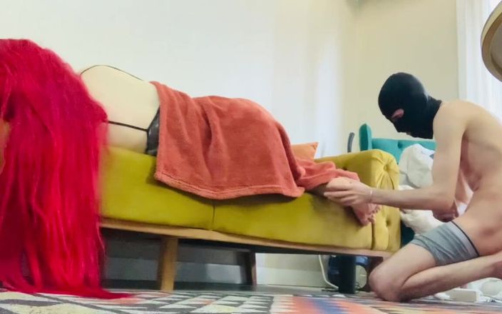 Mistressrola: Nevlastní syn stříká na moje nohy