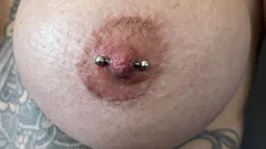 MILF recebe piercings no mamilo - uma experiência ousada e sesual!