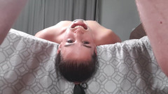 domslutfucker: Fată bea pișat cu capul în jos cu retractorul de buze