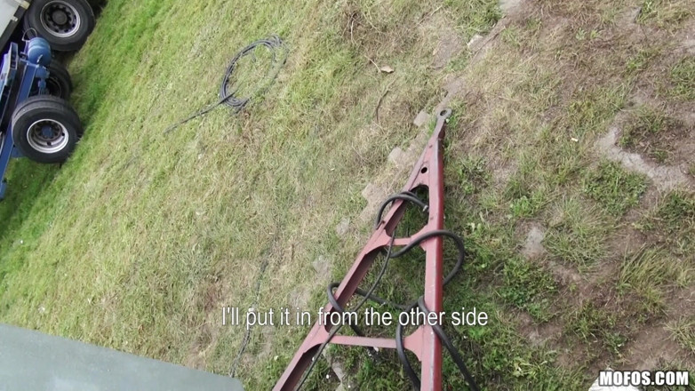 Public Pickups: Offentliga pickups - Brunett tjeckiska El Storm rider stötfångare bilar &amp; ger...