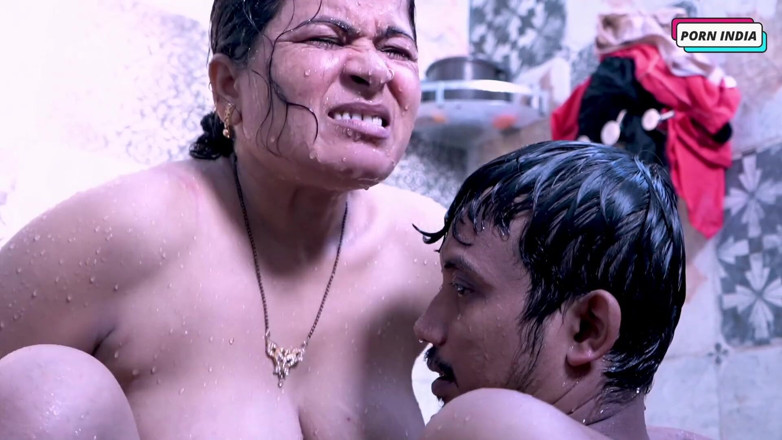 Porn India Studio: Geil stel neukt in de badkamer