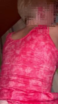 Hete Vrouw in Roze Jurk Wordt Geneukt