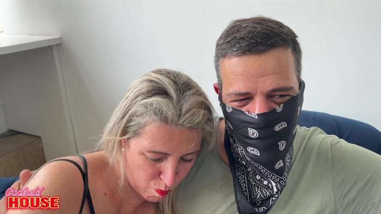 CuckoldHouse: 彼女は寝取られた夫の友人たちとの性交に一つだけ条件をつけていました。それは、彼にアナルセックスしか与えられないことでした