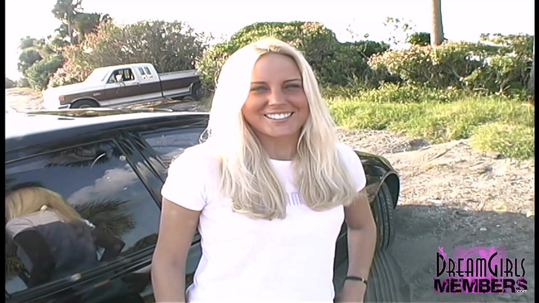 Dream Girls: ホットブロンドがビーチでピアスのオマンコをむき出しにする