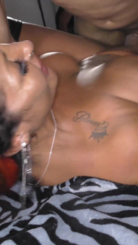 Eboni bengkung dan dua kawannya sedang menunggu pancutan muka gangbang mereka