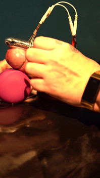 Edging in einem Vakuumbett mit Elektro, Spielzeug kombiniert mit etwas Hand Tiefe und jede Menge Spucke.