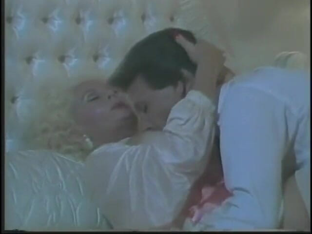 Old Good Porn: Una bionda matura succhia il cazzo e lo cavalca con...