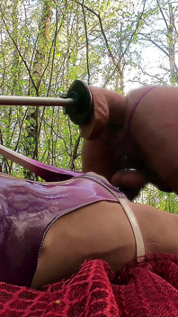Sissy Stacy se joacă tare cu vibratoare uriașe în pădure