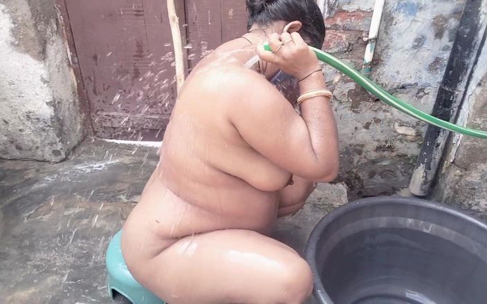 Yourgeeta8899: Saw üvey kız kardeş genç kız gizlice banyo yapıyor