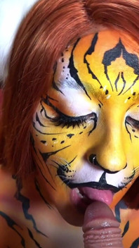 Tiger Girl Bodypaint吸吮和啪
