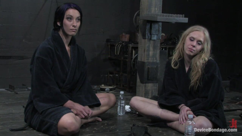 Device Bondage by Kink: January Seraph y Sarah Jane Ceylon en vivo