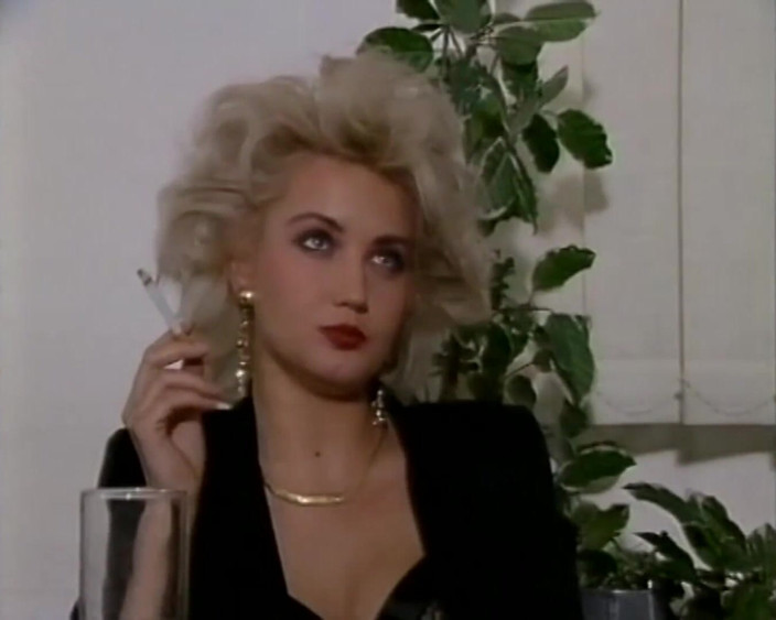 Vintage Climax: Blonde Vixen digerudi pepek dan pancutan mani pada pantat