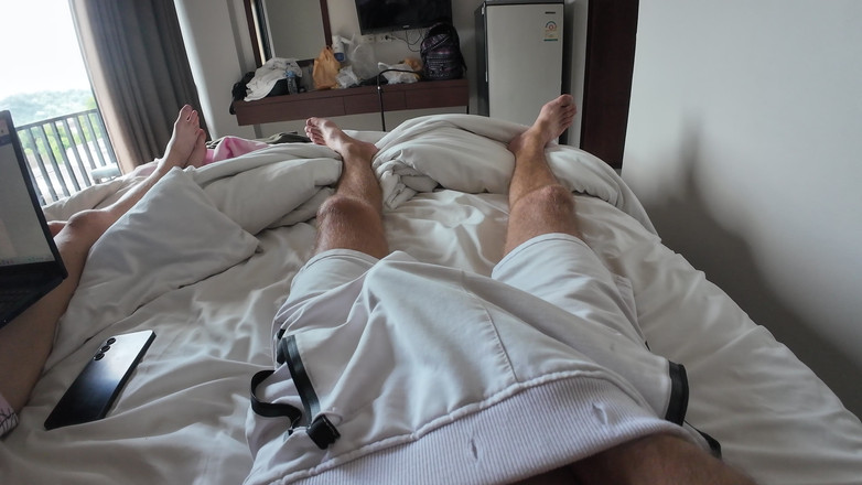 SkinnyWithAHugeDick: Я Починаю Грати Зі Своїм Членом, Вона Не Може Встояти, Хапає Його І Починає Смоктати!