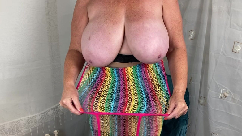 Mr MF: Mrs परिपक्व पैरों से पता चलता है बंद उसके खुले क्रॉच गर्डल