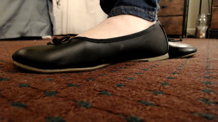 Abby Anna: Zmenšil se tak, aby sloužil jako mop vakuová nožní otrokyně