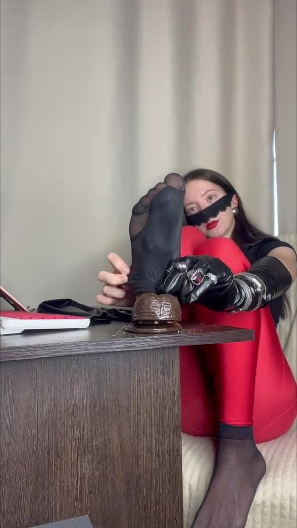 Skinny_lady69: Nylon trabajando con el pie