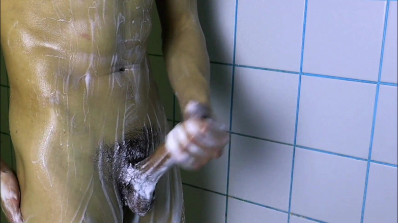 SEXY_GUYBEST: Cowok sange ini lagi asik cuci tubuh bahenolnya sampai dicrot...