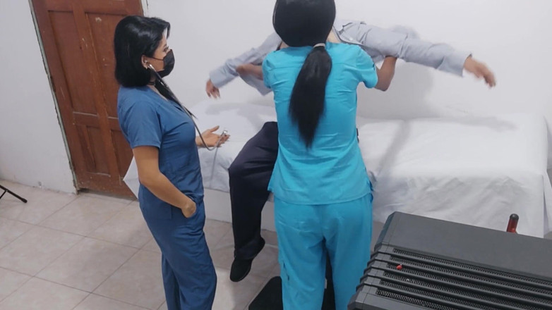 NEGRITA SEXY: Enfermera porno !! Seducen a un paciente para que folle en...