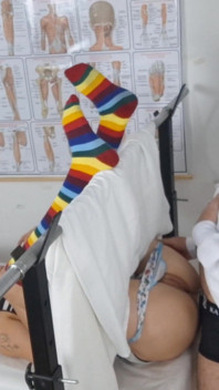 Fată pentru prima dată la ginecolog.