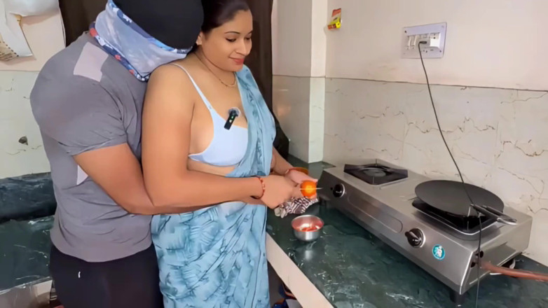FantacyCouple: भारतीय असंतुष्ट भाभी रसोई स्टैंड पर देवर के साथ कामुक सेक्स करती है