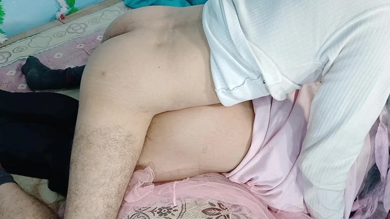Netu: Une grosse bite pénètre la chatte mouillée de la mariée...