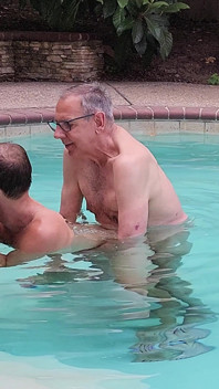 Futai cu femeie mare și frumoasă la piscină subacvatice!