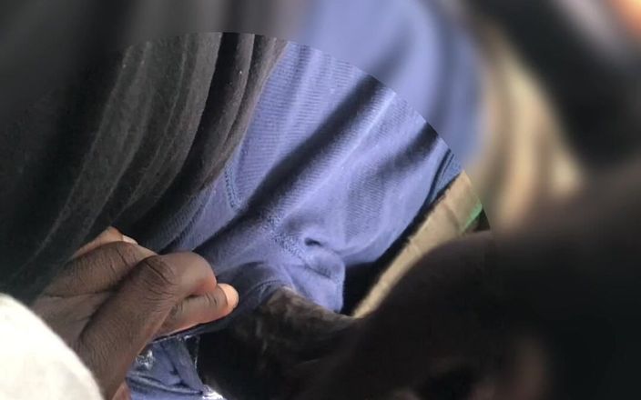 Jenko: Cewek ini nyepong kontolku di taman