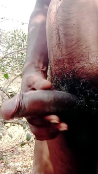 Rajesh Playboy 993 Masturbe Une Grosse Bite Dans La Nature Et Jouit. Caresser Une Grosse Dose De Sperme
