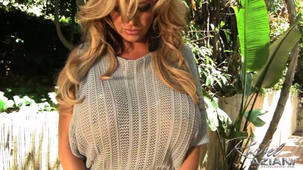 Aziani: Rachel si fa un ditalino all'aperto sul ponte