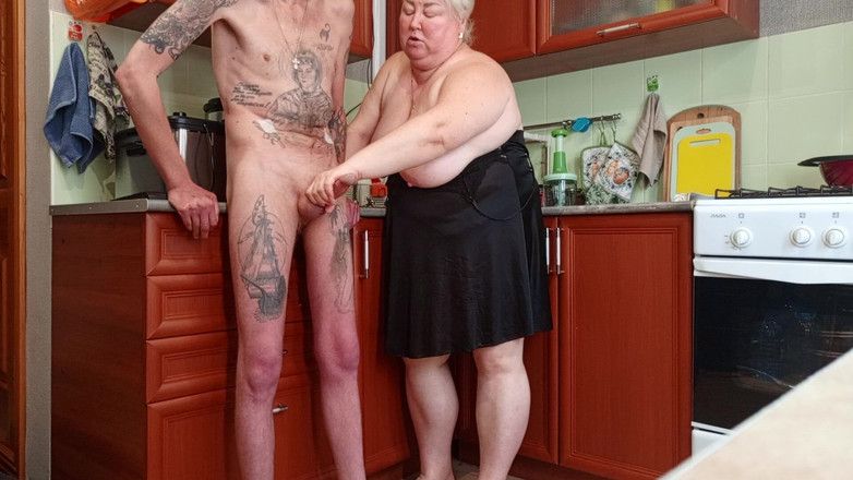 Zona901: Eu gozei na cozinha e exibi meu pau para minha...