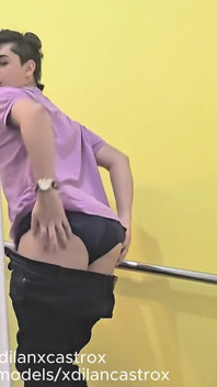 Twink drăguț este futută fără sală de un hetero pe scările clădirii lui