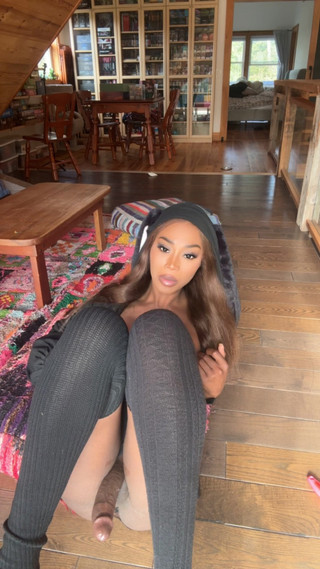 Vanniall: O transsexuală cu pula mare își face de cap